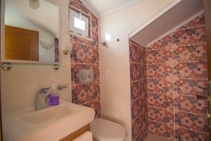 Villa | Bathroom | Combined shower/bathtub, jetted bath, towels