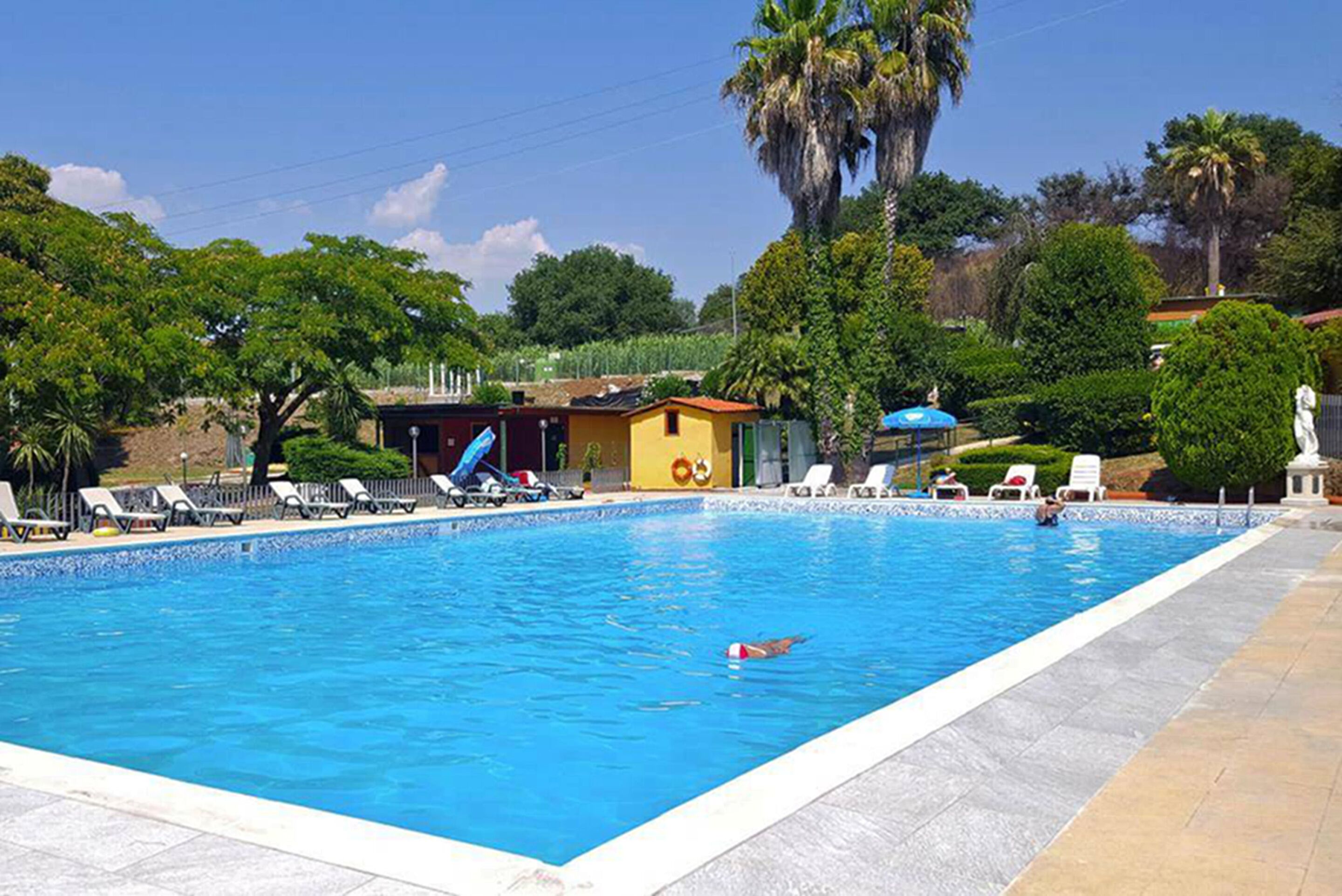 Piscine extérieure (ouverte en saison), parasols de plage