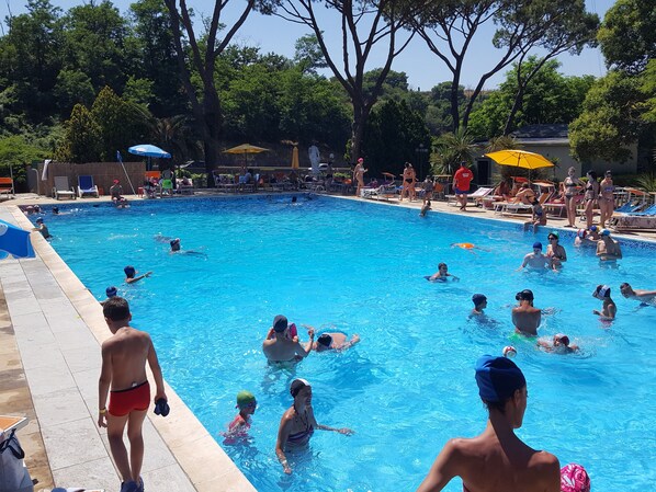 Una piscina al aire libre de temporada (de 10:00 a 19:00), sombrillas