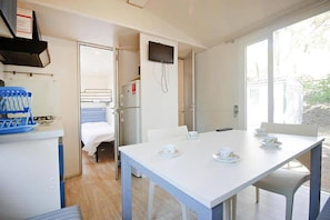 Comfort Mobile Home, 2 Bedrooms | Private kitchen | Fridge - Camping Aurelia Club (Rome)