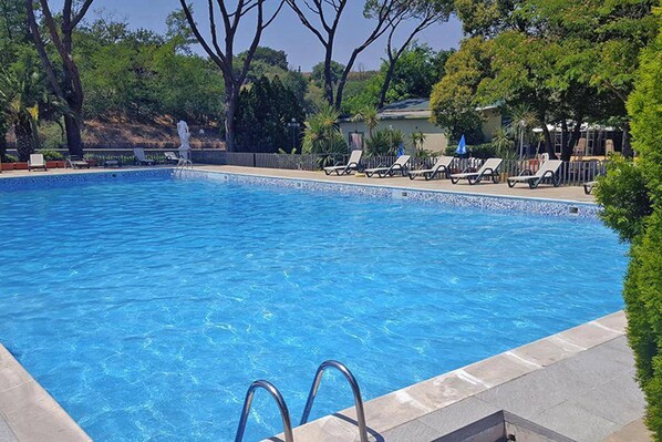 Seasonal outdoor pool, open 10:00 AM to 7:00 PM, pool umbrellas - Camping Aurelia Club (Rome)