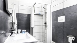 A modern bathroom with a shower, sink, and toilet. - San Cosmo's Flat Naples Centre (Naples)
