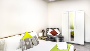 A modern bedroom with a bed, bedside table, lamp, and wardrobe. - San Cosmo's Flat Naples Centre (Naples)