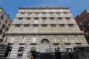 Front of property - Casa Dante - Historic apartment (Naples)