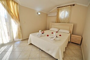 Villa, Poolblick | 4 Schlafzimmer, Schreibtisch, schallisolierte Zimmer