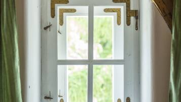 Una ventana con marco blanco y una viga de madera encima.