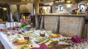 Daily buffet breakfast (PLN 80 per person)