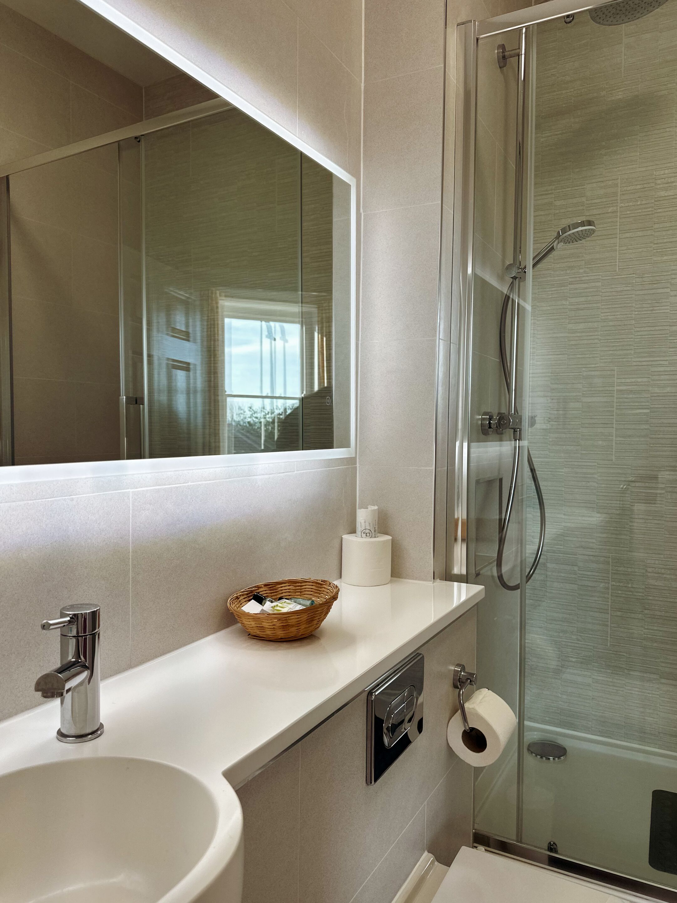 signature double room, ensuite, river view | bathroom