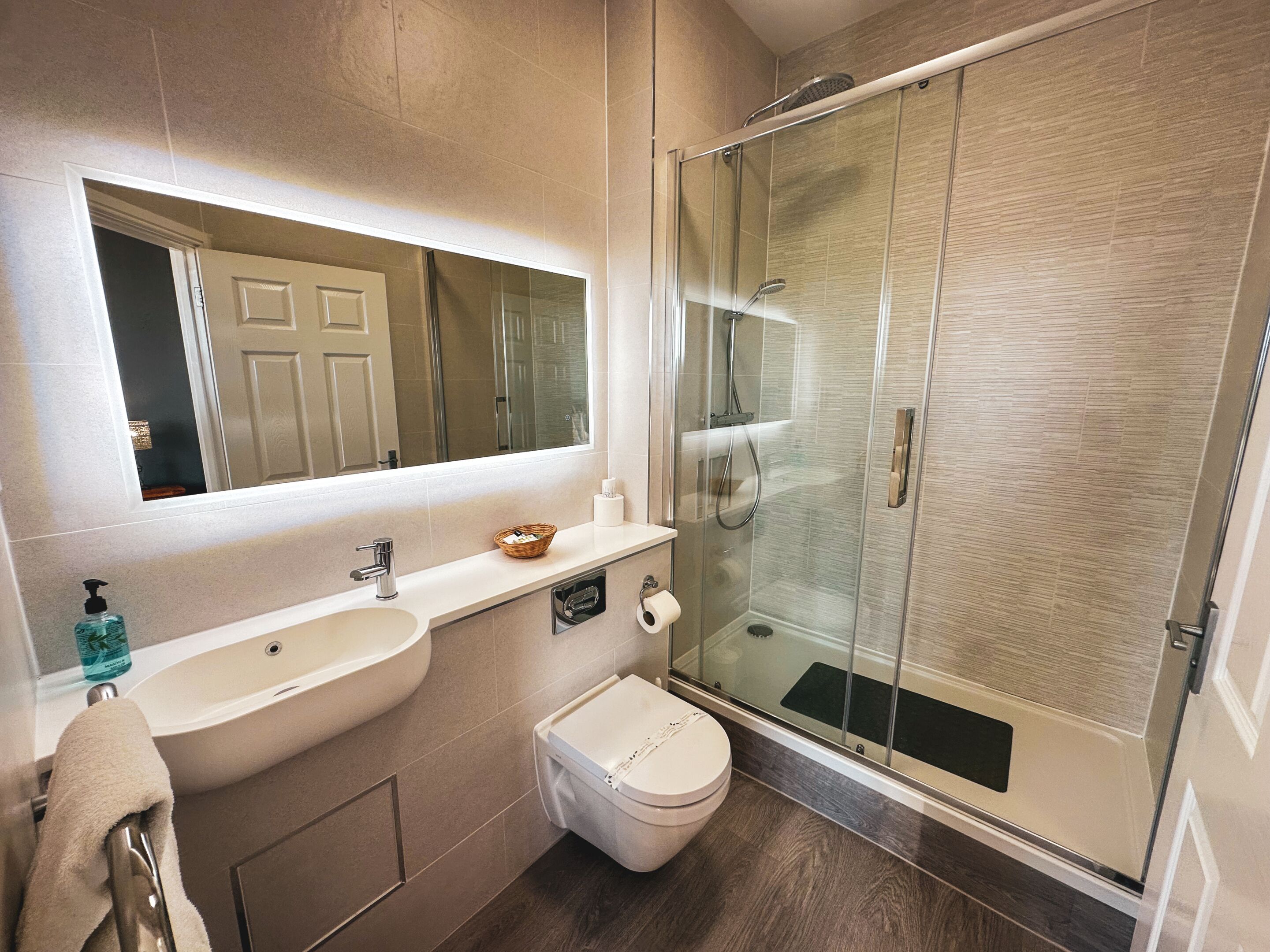 signature double room, ensuite, river view | bathroom