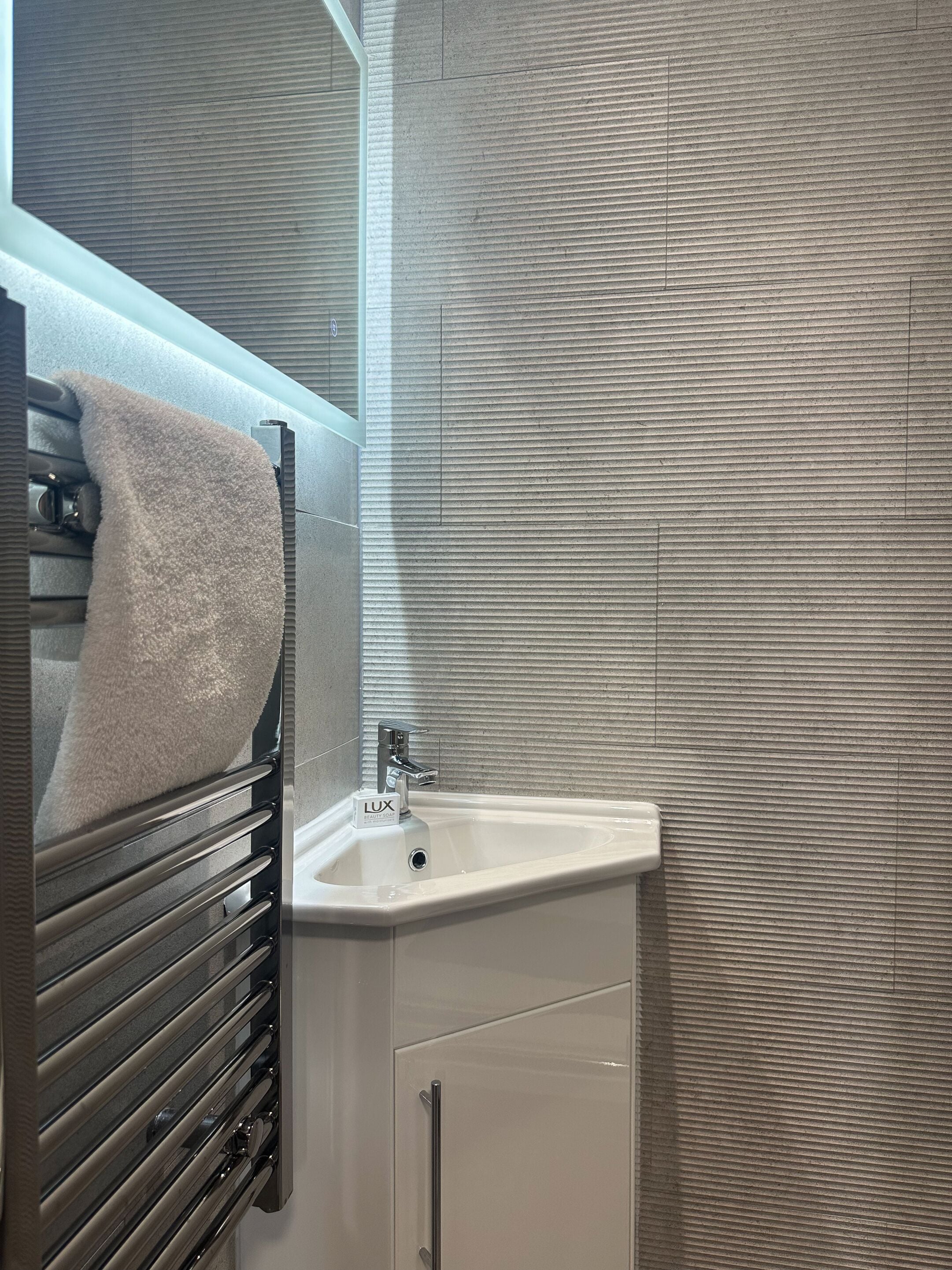 standard twin room, ensuite, river view | bathroom