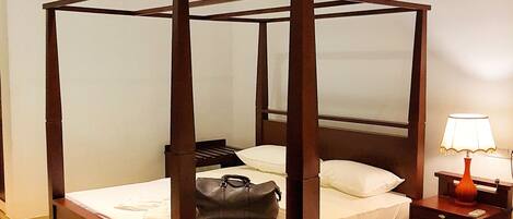 Tabla de planchar con plancha, wifi gratis, ropa de cama