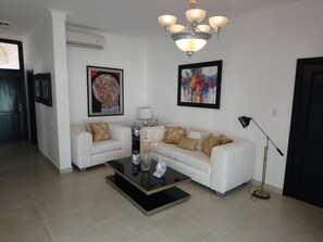 클래식 트리플룸, 킹사이즈침대 1개, 금연, 전용 욕실 | 다리미/다리미판, 무료 WiFi, 침대 시트, 휠체어로 이용 가능