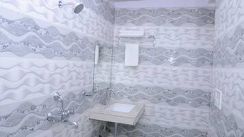 Premium Double Room | Bathroom | Shower, free toiletries, towels