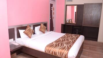 Premium Double Room | Egyptian cotton sheets, premium bedding, desk, rollaway beds