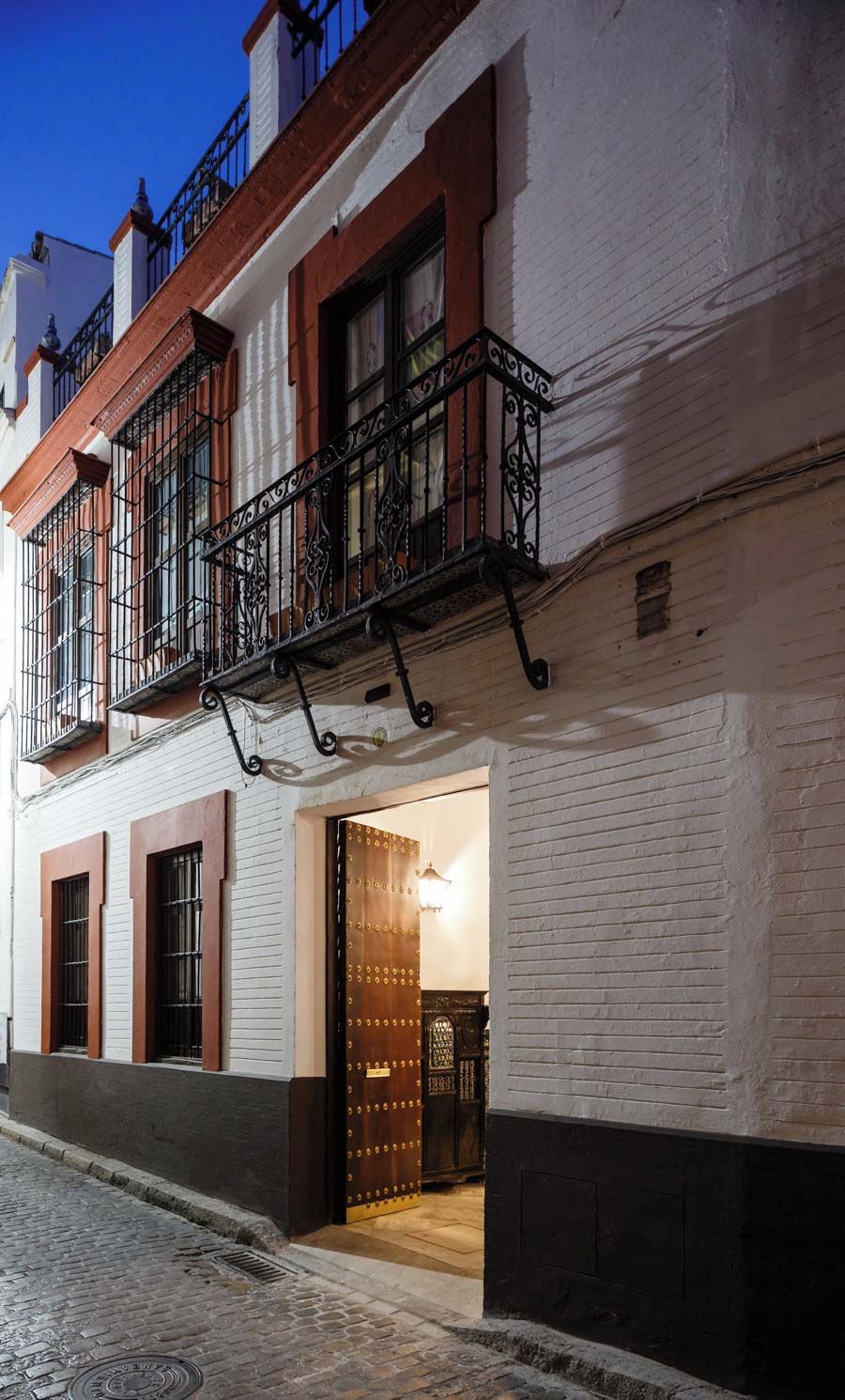 Bagian depan properti - sore/malam