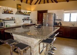 Casa Deluxe | Cocina privada | Refrigerador con congelador, microondas, horno y parrilla de estufa