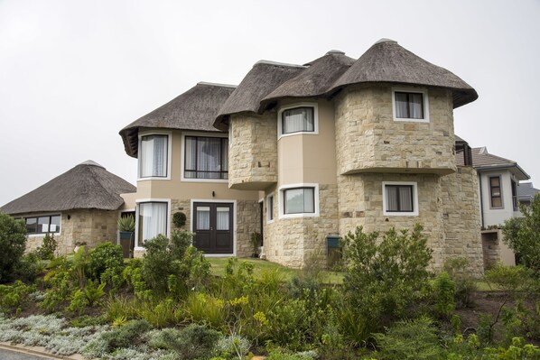 Casa Deluxe | Vista frontal de la propiedad