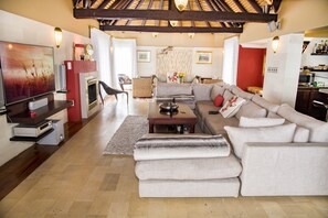 Casa Deluxe | Área de sala de estar | Televisión y chimenea