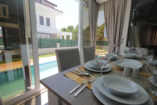 Villa, vue piscine | Restauration dans la chambre