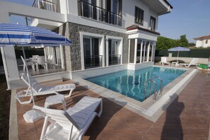 Outdoor pool, pool umbrellas, sun loungers - Fenix 1 Solovilla (Fethiye)