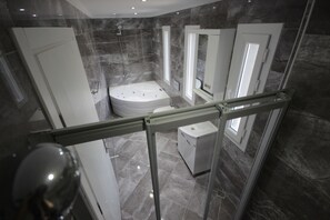 Villa, vue piscine | Salle de bain | Baignoire et douche séparées, baignoire à jets, douche hydromassante