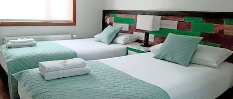 1 habitación, caja de seguridad en la habitación y escritorio