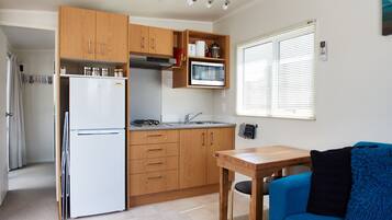 Kjøleskap, mikrobølgeovn, brødrister og kjøkkenutstyr