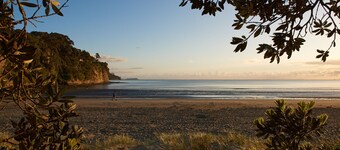 Kiwi cabin - beach/restaurants/supermarket all within 5 min walk.