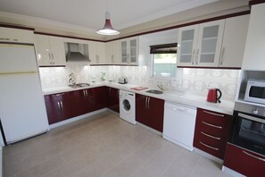 Villa, Pool View | Private kitchenette | Full-size fridge, microwave, oven, stovetop - Fenix 2 Solovilla (Fethiye)