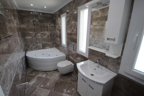 Villa, Poolblick | Badezimmer | Badewanne und Dusche (separat), Whirlpool, Hydromassagedusche
