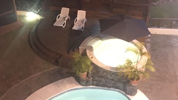 Hồ bơi ngoài trời