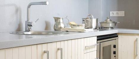 Een koelkast, een microgolfoven, een koffiezetapparaat/waterkoker