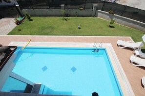 室外游泳池,提供泳池遮陽傘和日光浴躺椅