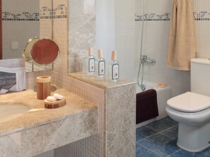 Ducha, secador de pelo y toallas