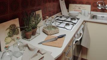 Een koelkast, een magnetron, een koffiezetapparaat/waterkoker