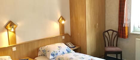 Camera doppia | Una scrivania, tende oscuranti, Wi-Fi gratuito, lenzuola