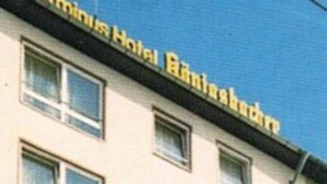 Un bâtiment d’hôtel avec une enseigne indiquant « HÔTEL » en grandes lettres.