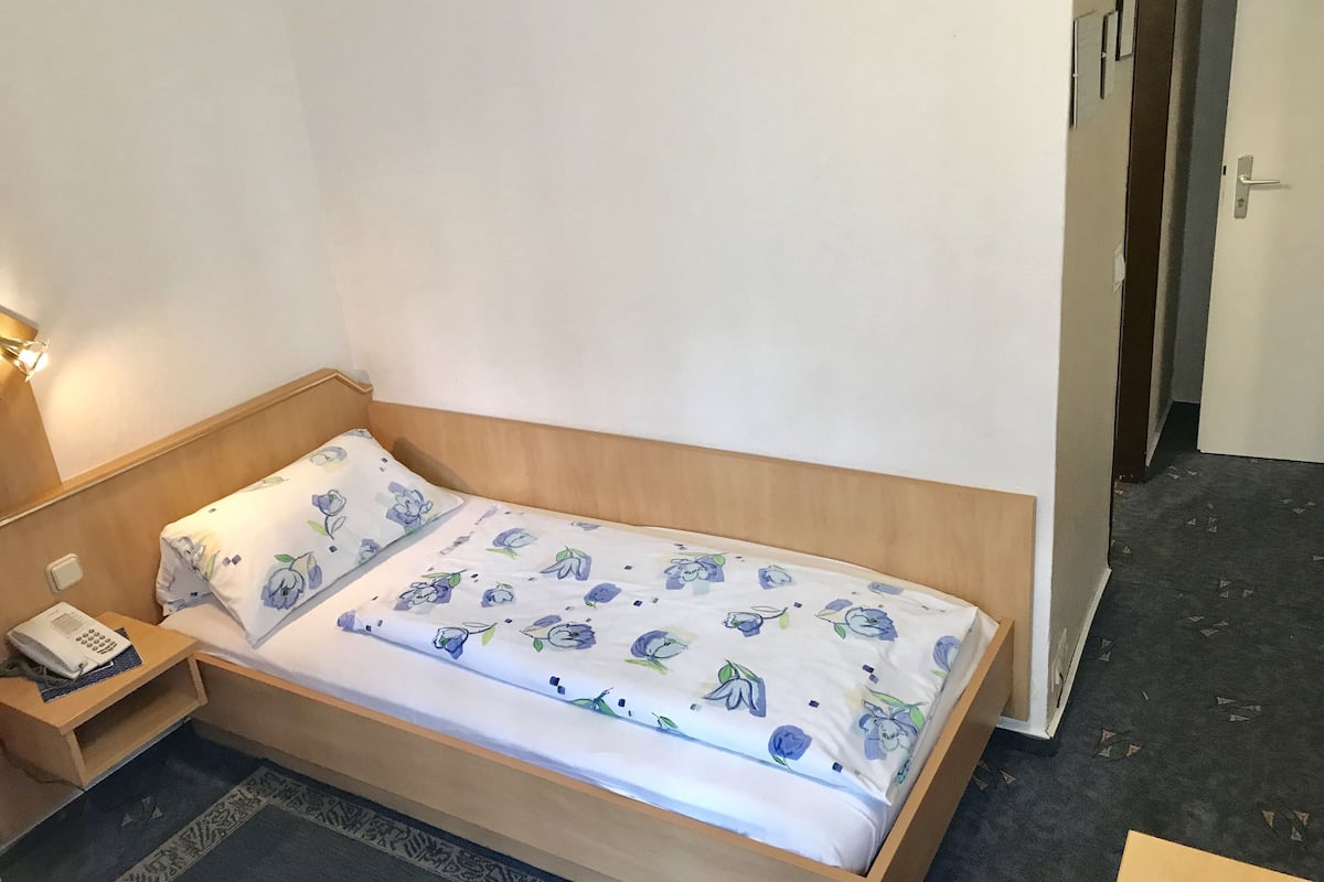 Single Room | Desk, blackout curtains, free WiFi, bed sheets