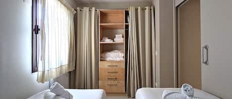 1 chambre, fer et planche à repasser, accès Internet, draps fournis