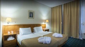 Zimmersafe, Schreibtisch, laptopgeeigneter Arbeitsplatz