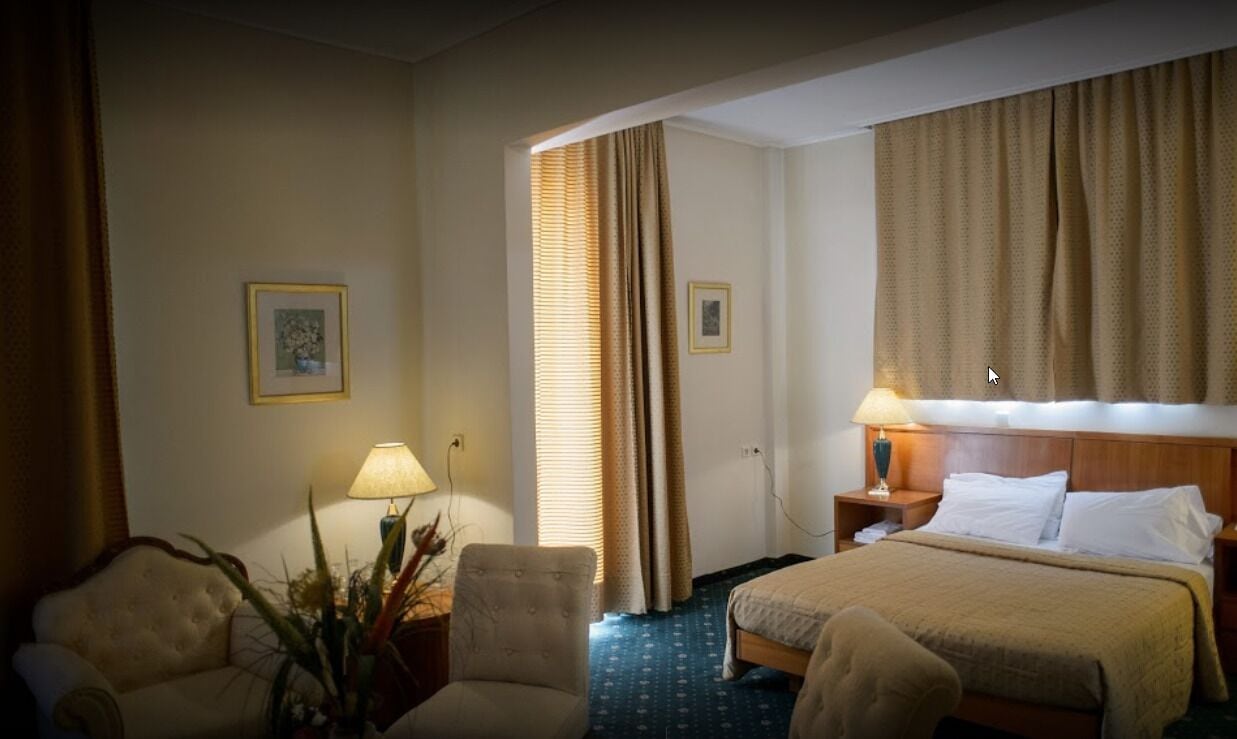 in-room safe, desk, laptop workspace, blackout curtains