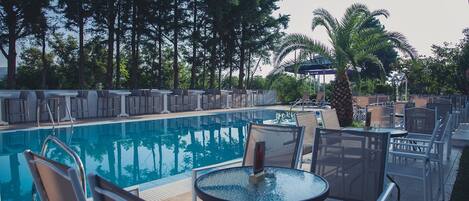 Piscine extérieure (ouverte en saison), parasols de plage