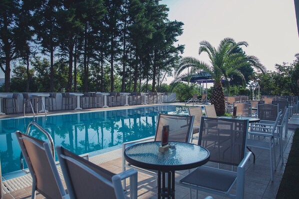 Außenpool (je nach Saison geöffnet), Sonnenschirme, Liegestühle