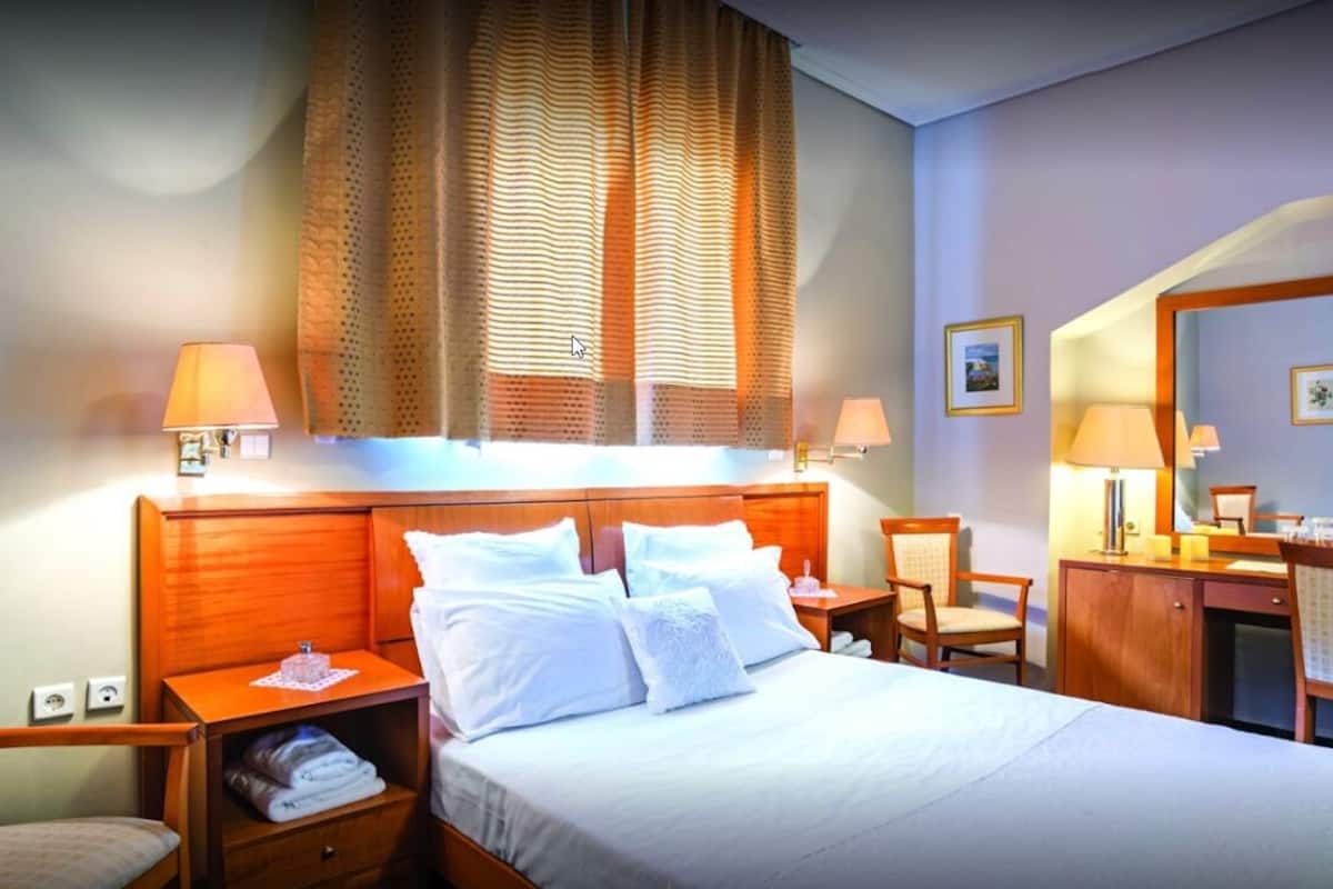 in-room safe, desk, laptop workspace, blackout curtains