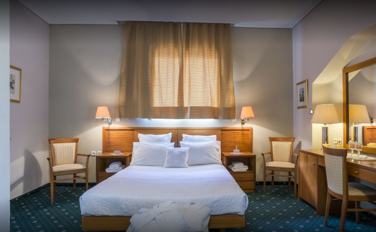 in-room safe, desk, laptop workspace, blackout curtains