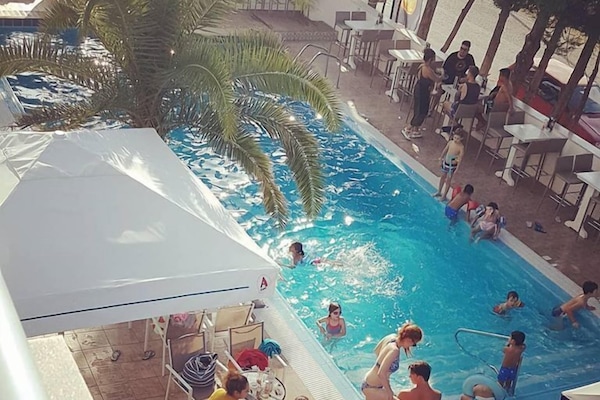 Außenpool (je nach Saison geöffnet), Sonnenschirme, Liegestühle