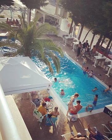 Seasonal outdoor pool, open 9:00 AM to 7:00 PM, pool umbrellas