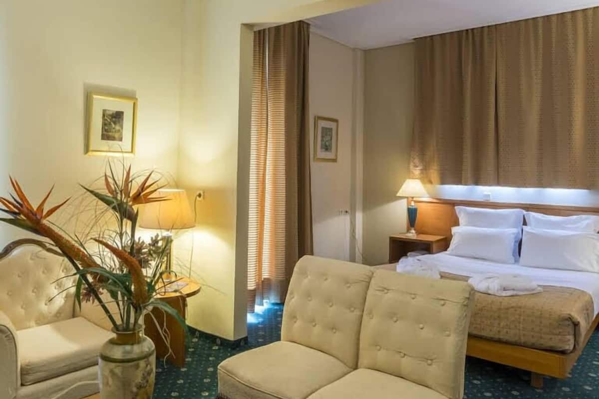 in-room safe, desk, laptop workspace, blackout curtains