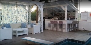 2 bares, bar junto a la piscina