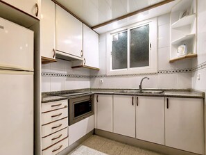 Frigorífic, microones, cafetera i tetera i torradora 